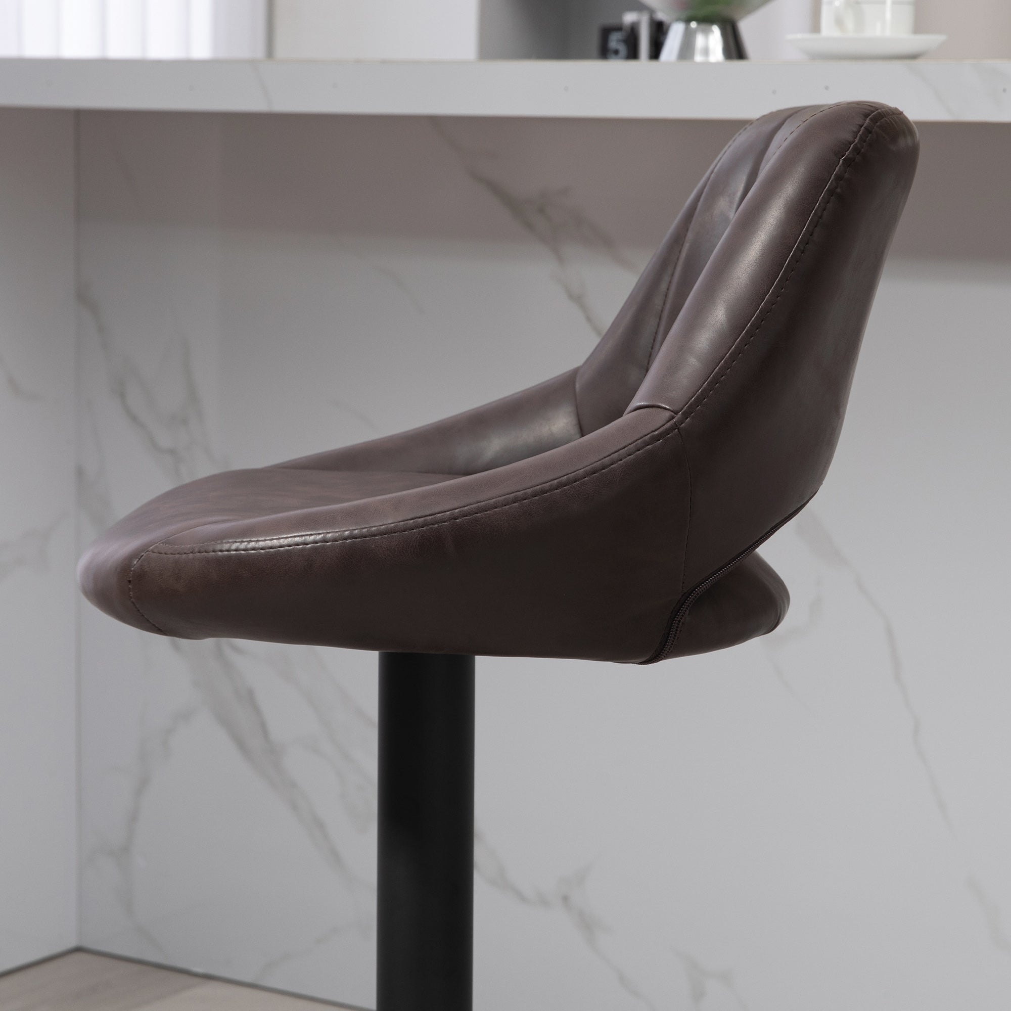 HOMCOM Bar Stools Set of 2, Swivel Counter Height Barstools with Adjustable Height, Faux Leather Upholstered Bar Chairs with Round Metal Base and Footrest, Brown