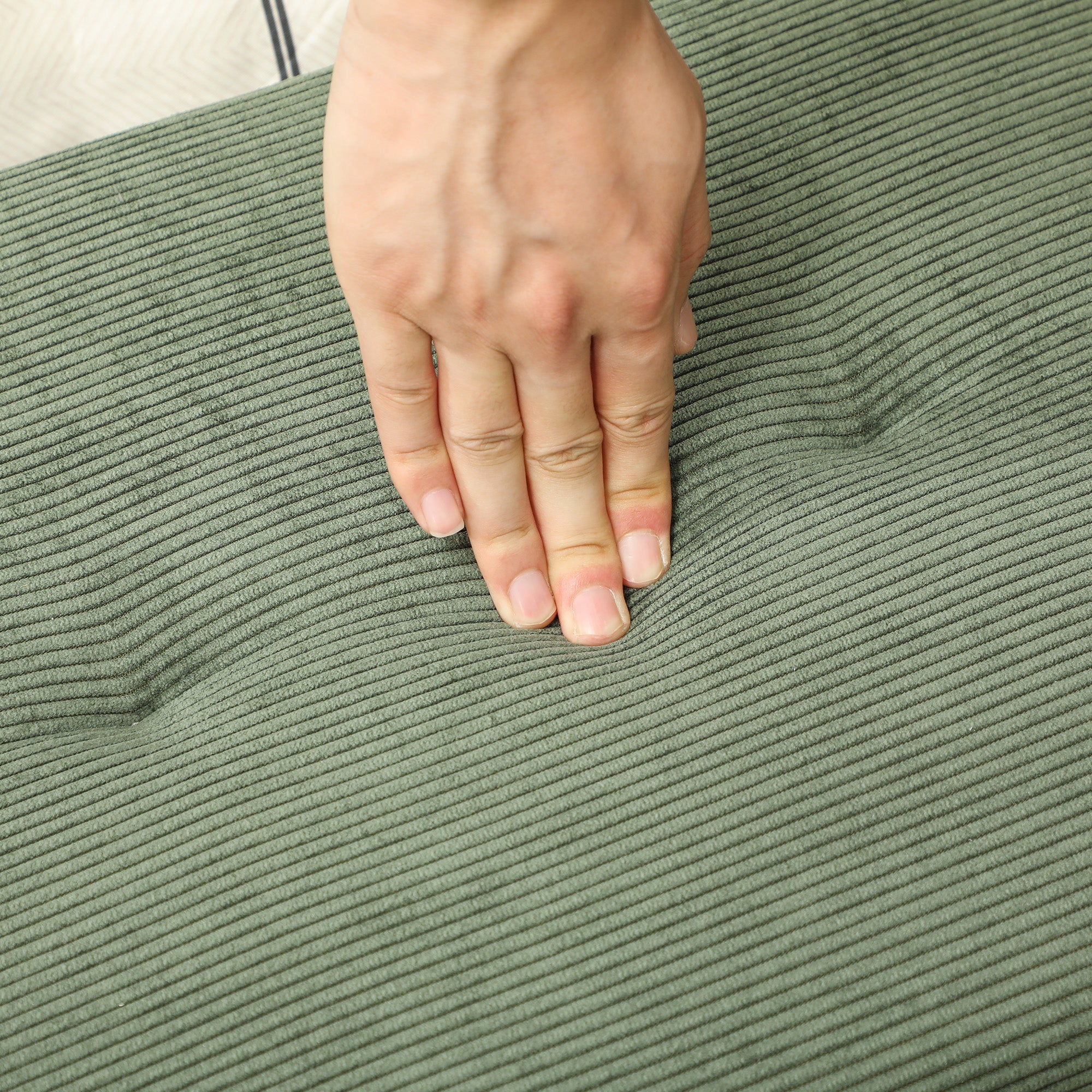 HOMCOM 39" Upholstered Entryway Bedroom Bench, Corduroy Ottoman Bench with Padded Seat and Steel Legs, Modern Tufted End of Bed Bench for Bedroom, Living Room, Hallway, Green