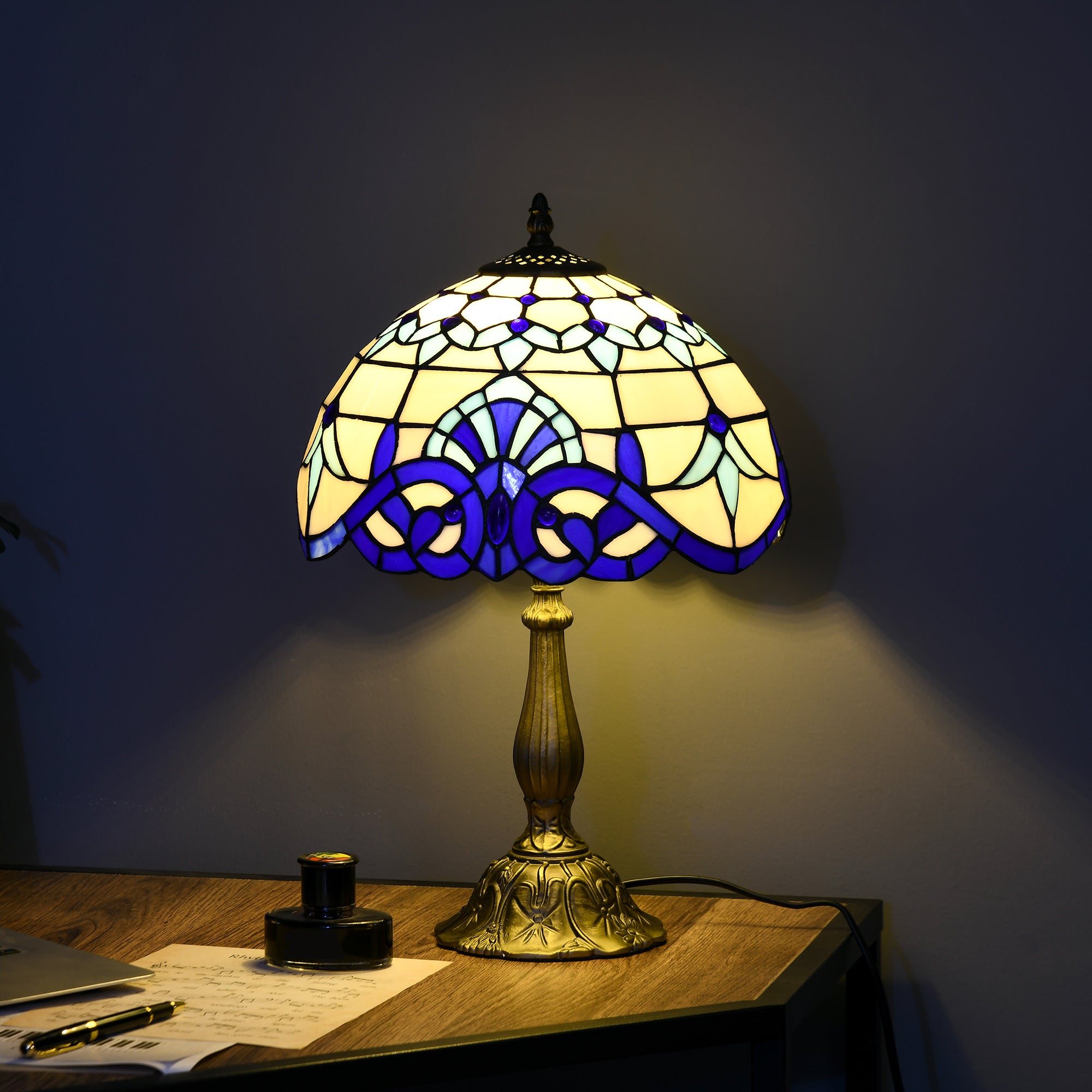 HOMCOM Stained Glass Table Lamp, Handmade Antique Bedside Lamp for Bedroom, Living room, Home, Nightstand, Decorative Night Light, Blue