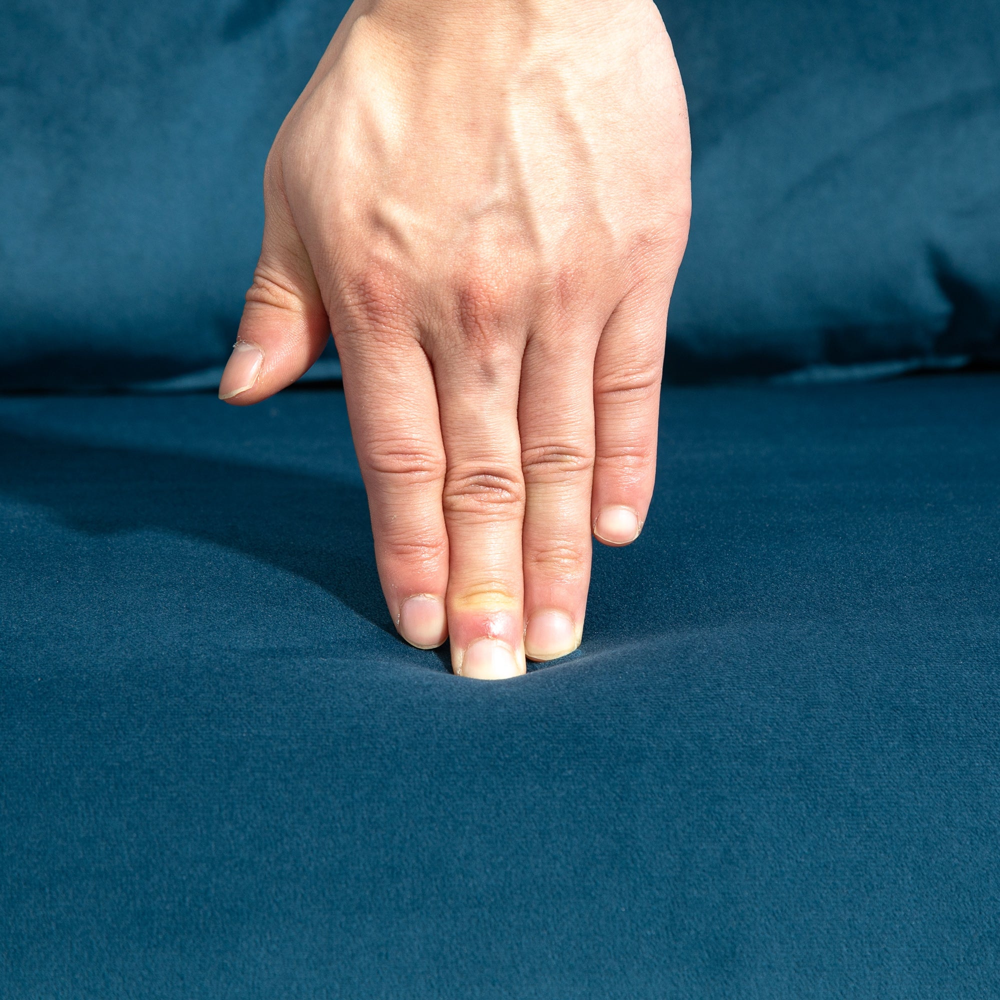 HOMCOM Single Chair Bed, Click Clack Convertible Bed Settee, Modern Velvet Feel Fabric Chair Couch with 1 Tufted Cushion, Wood Armrests, for Living Room, Bedroom, Guest Room, Navy Blue