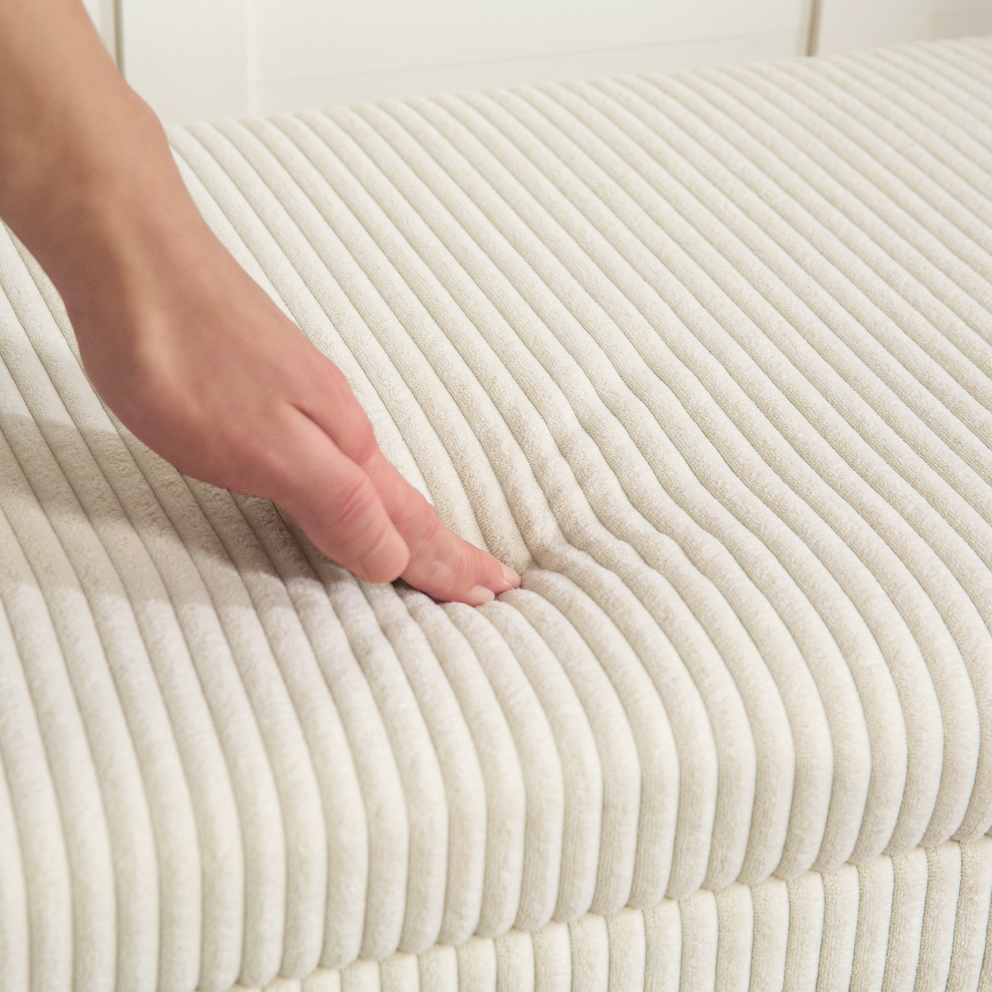 HOMCOM 47 Inches Storage Ottoman Bench, Foot Rest with Legs, Removable Lid, End of Bed Bench, Corduroy Storage Chest for Living Room, Bedroom, Entryway, Beige