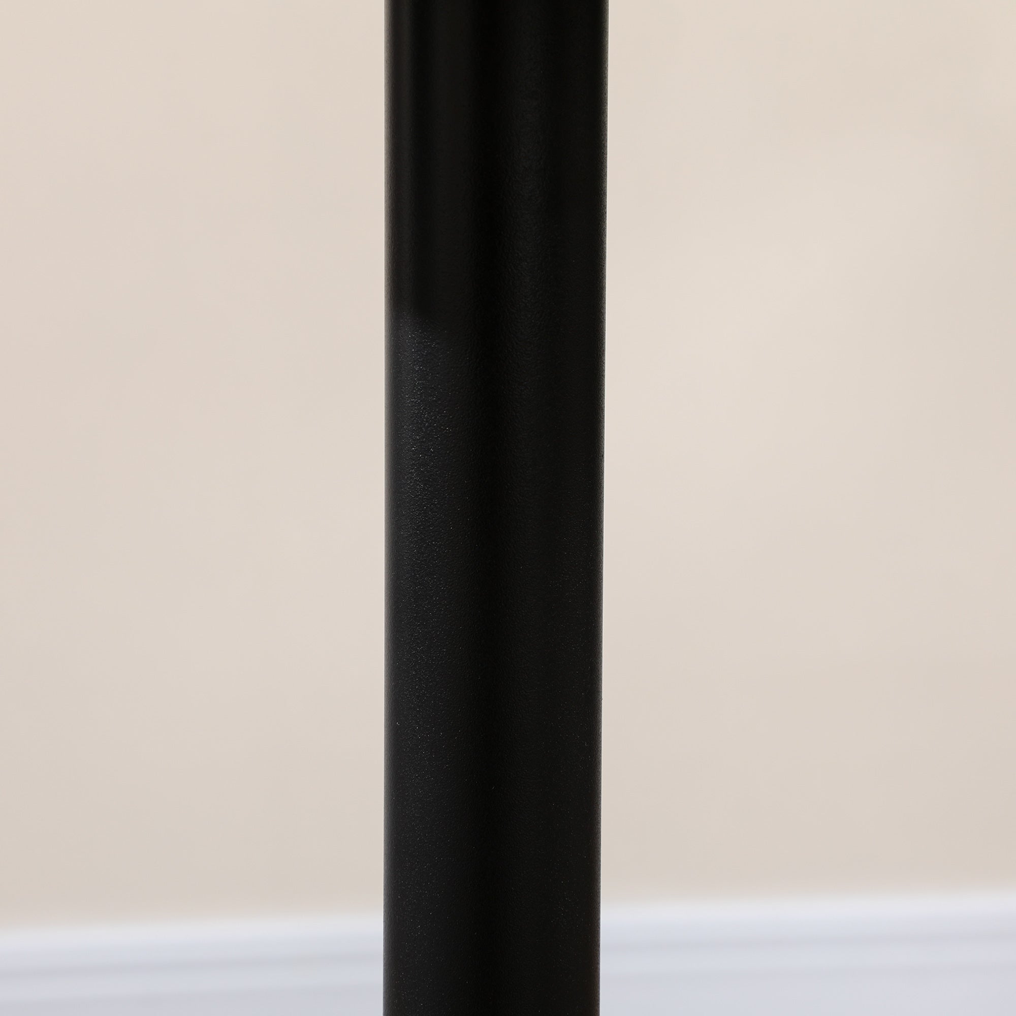 HOMCOM Round Dining Table, Modern Kitchen Table with Steel Base, Non-slip Foot Pad for Living Room, Dining Room, Black