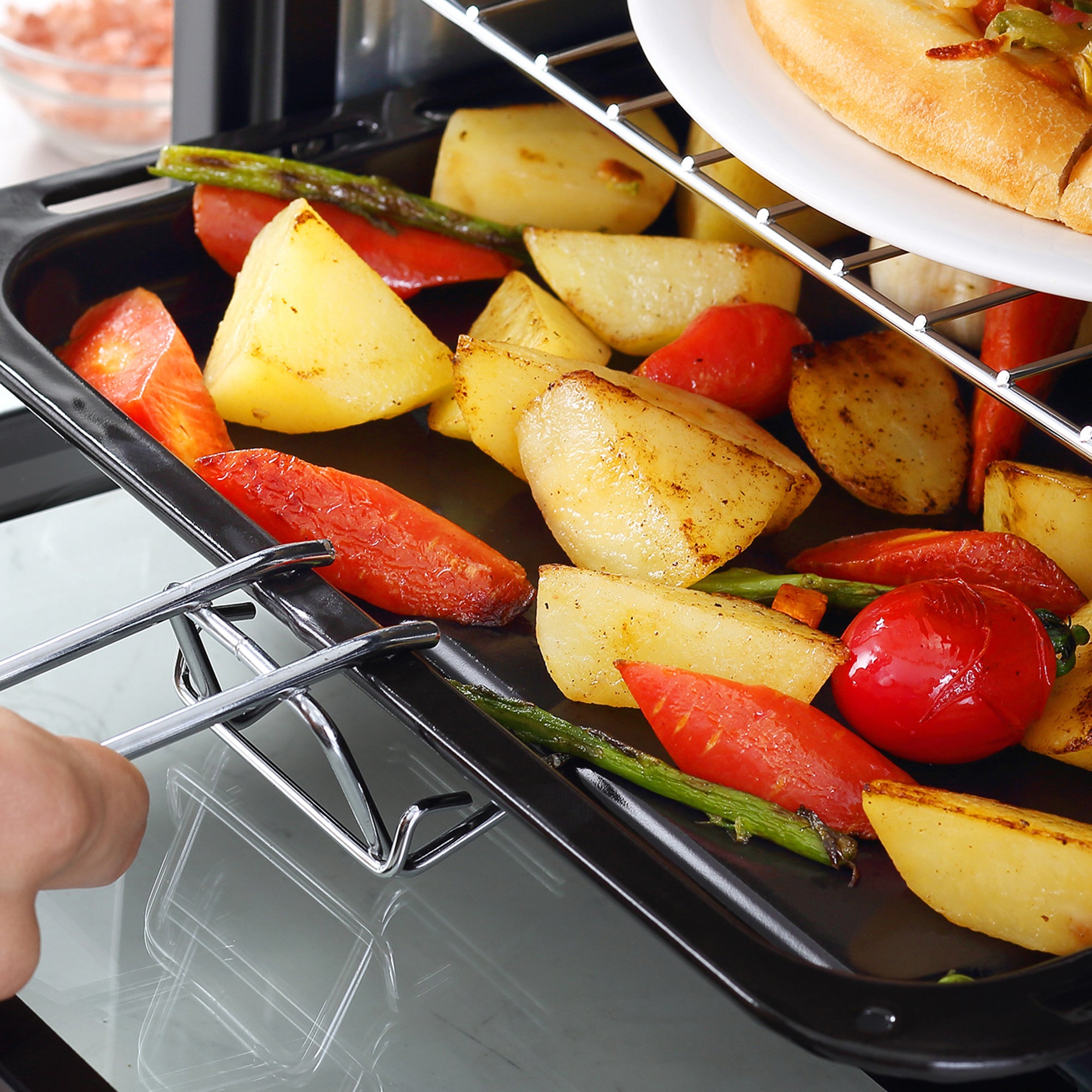 HOMCOM Mini Oven, 16L Countertop Electric Grill, Toaster Oven with Adjustable Temperature, 60 Min Timer, Crumb Tray, Baking Tray, Wire Rack, Tray Handle, 1400W, Black