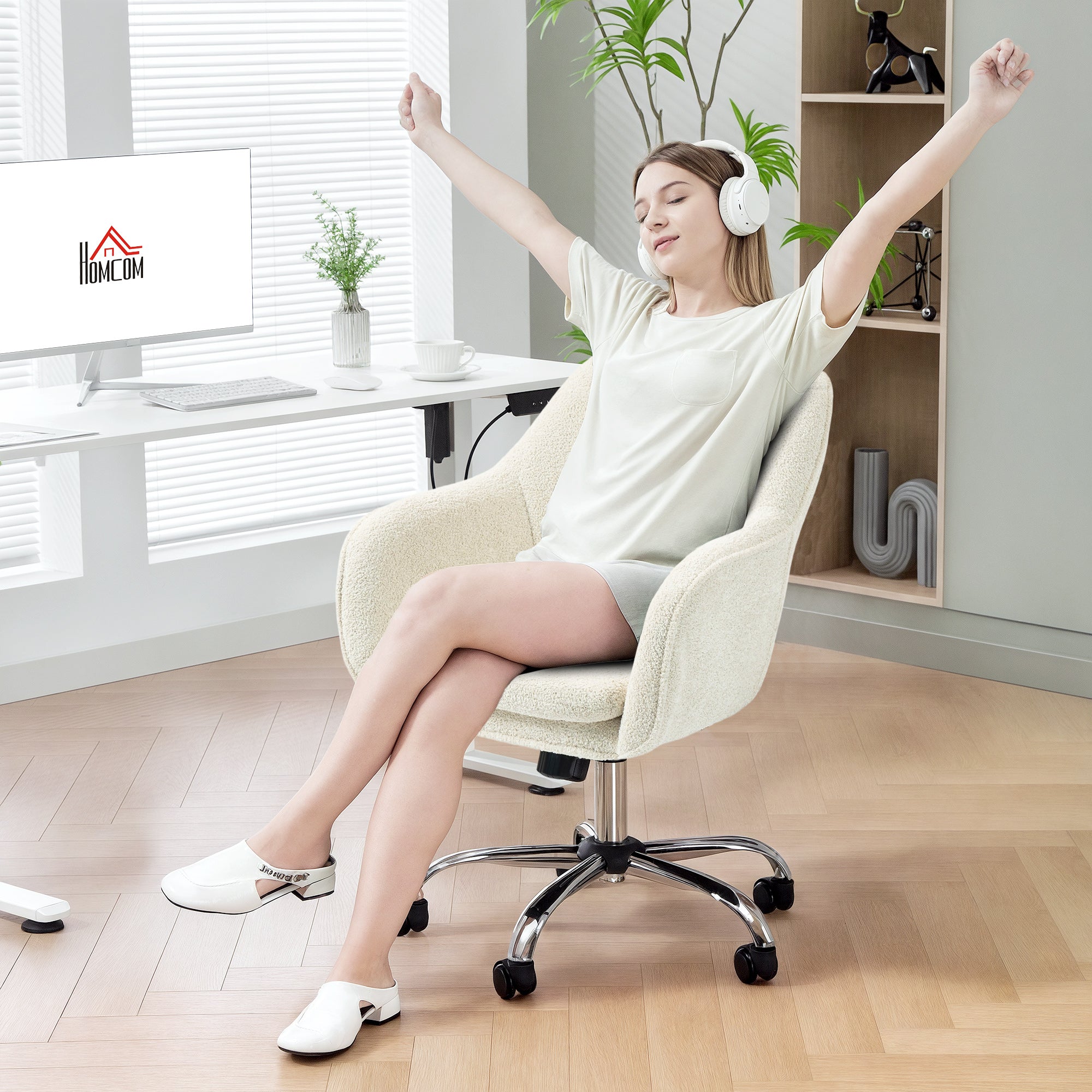 Velvet Office Chair, Modern Makeup Vanity Chair with Tub Back, Swivel Rolling Computer Armchair for Bedroom, Living Room, Beige
