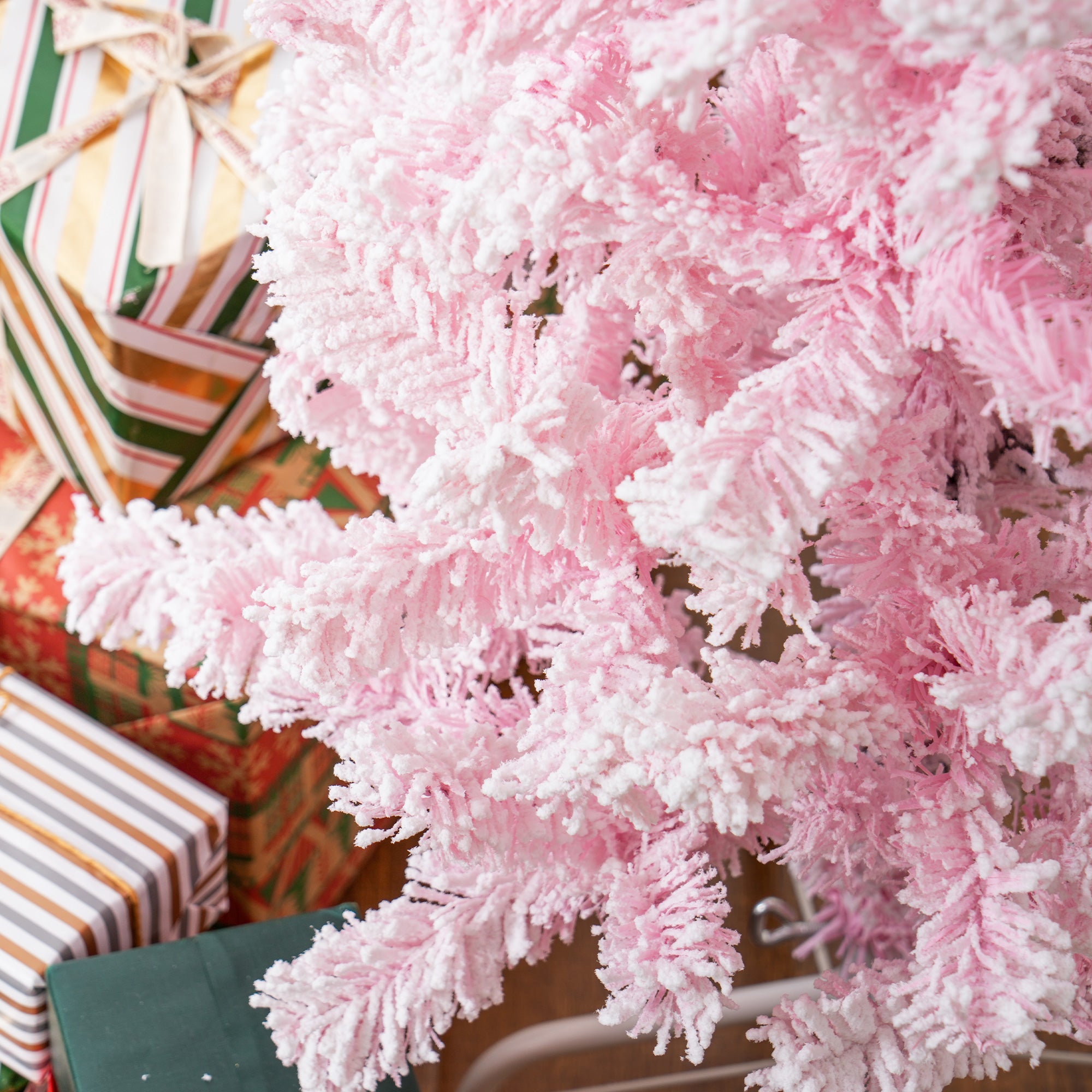 HOMCOM 4 FT Snow Flocked Artificial Christmas Tree, Pencil Xmas Tree with Realistic Branches, Auto Open and Steel Base, Pink