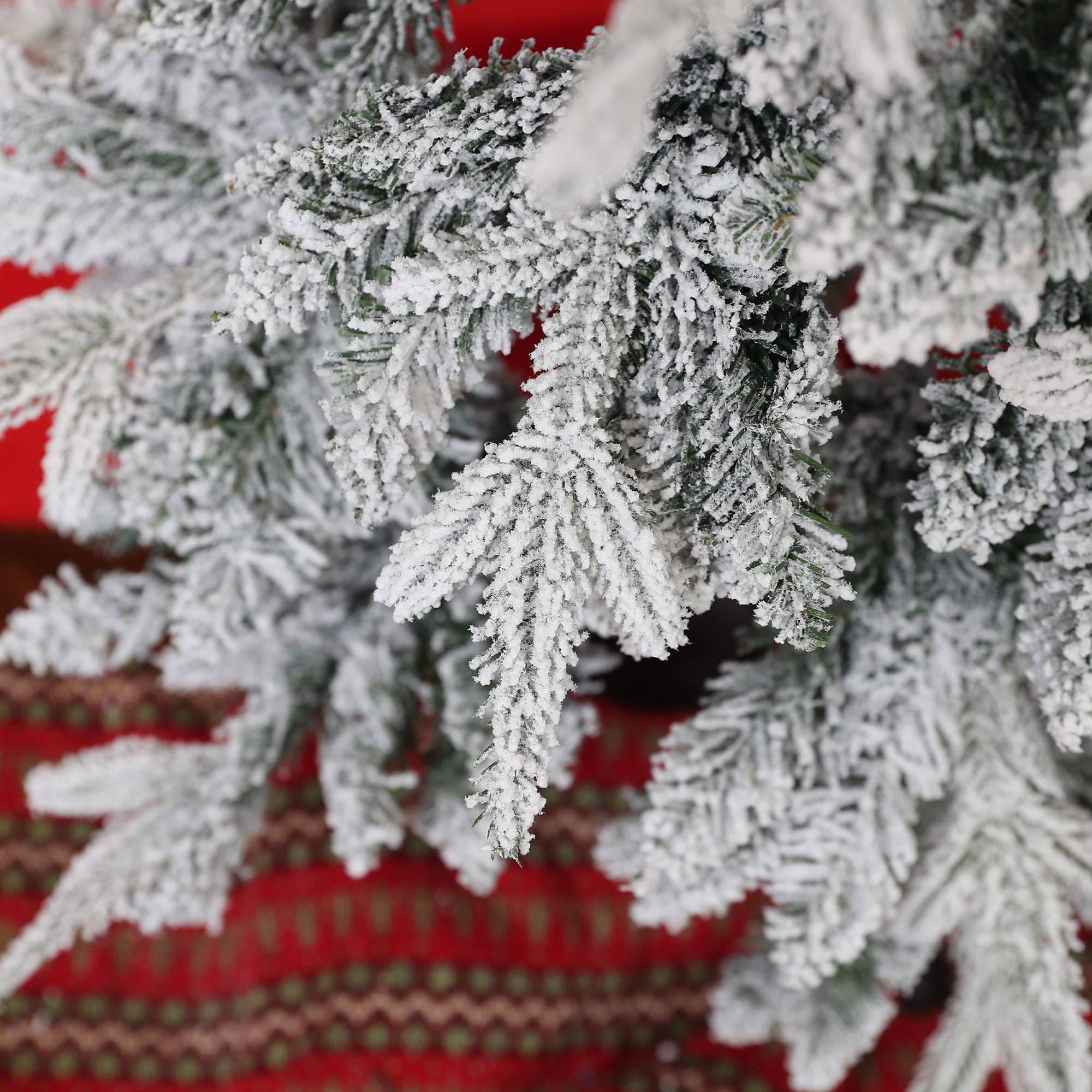 6ft Pencil Artificial Christmas Tree, Snow Flocked Xmas Tree with Downswept Branches and 600 Tips, Auto Open, Steel Base, Holiday Decoration for Home Office, Green