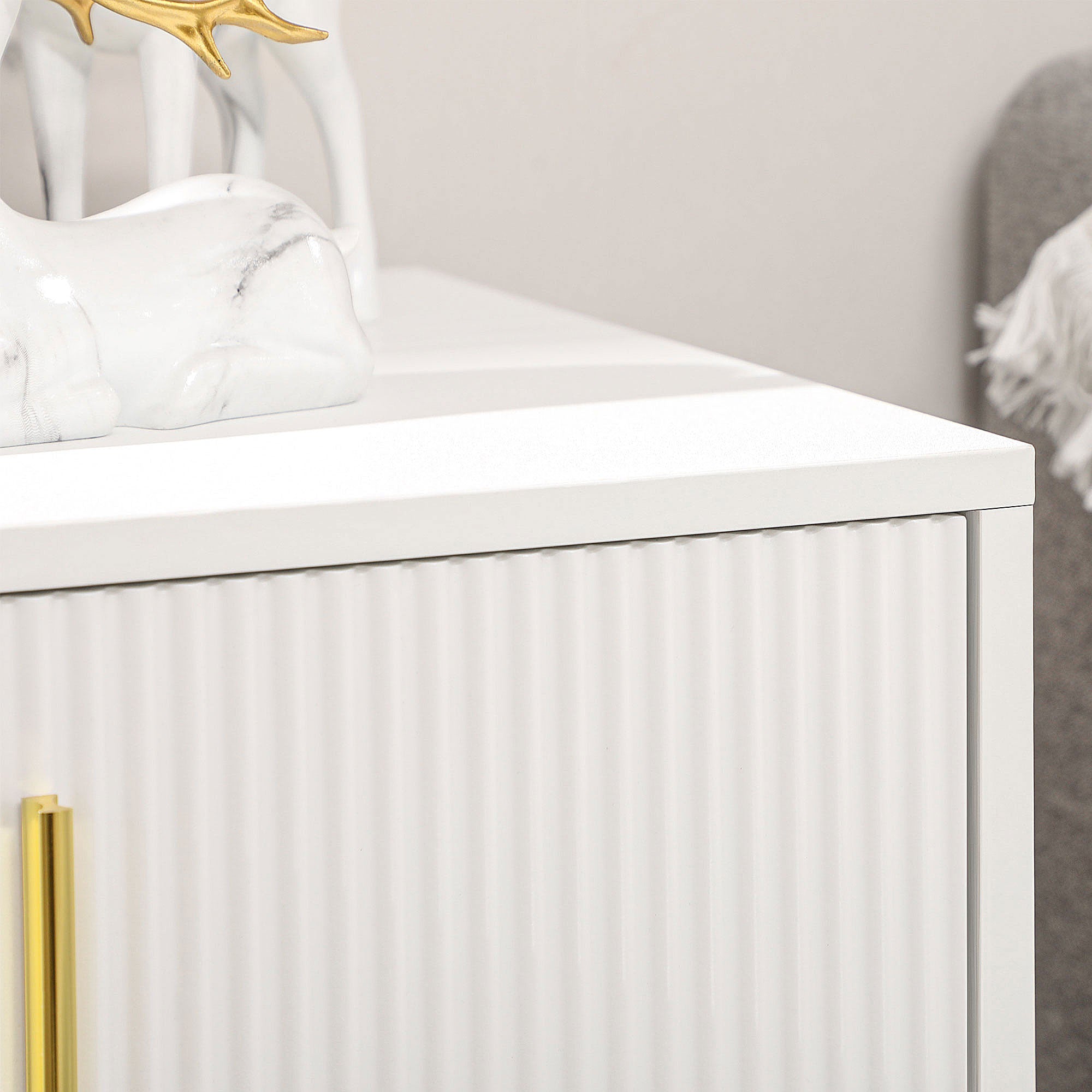 HOMCOM Modern 3 Drawer Dresser, Fluted Bedroom Dresser Chest of Drawers with Metal Legs and Steel Handles for Bedroom, White