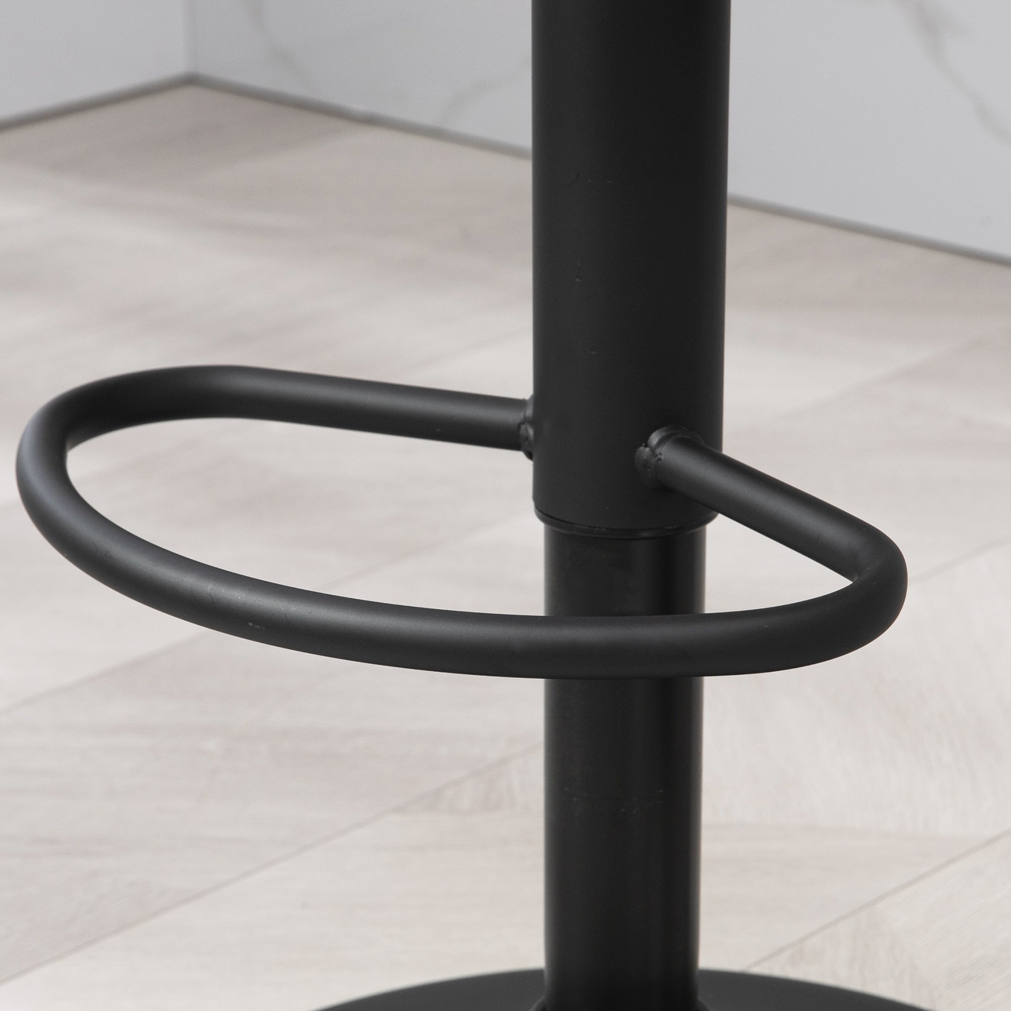 HOMCOM Bar Stools Set of 2, Swivel Counter Height Barstools with Adjustable Height, Faux Leather Upholstered Bar Chairs with Round Metal Base and Footrest, Black